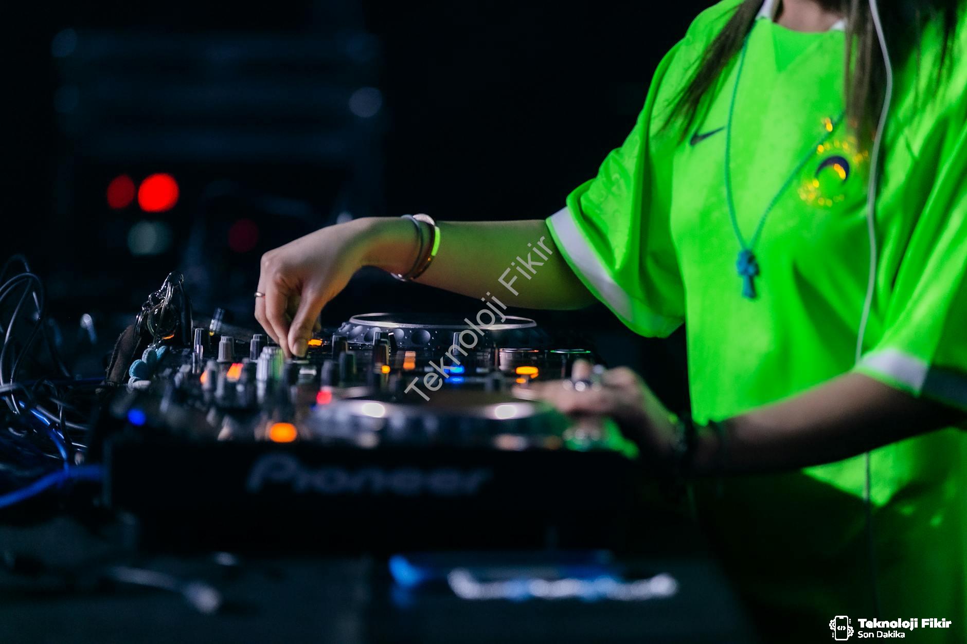 Kıbrıs'ta Gece Hayatını Keşfetmek İçin Araç Kiralama